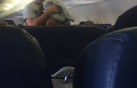 Mamica na letalu ni mogla umiriti svojega sina: Ta potnik pa se je spomnil nekaj fantastičnega