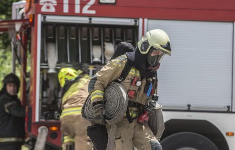 Slovenci z dvema tonama gasilske opreme razveselili Hrvate #video #foto