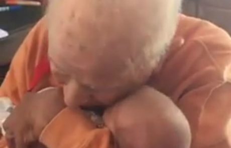 Kaj nastane, ko se srečata 105-letnik in pet dni star dojenček? Najbolj prisrčen video!