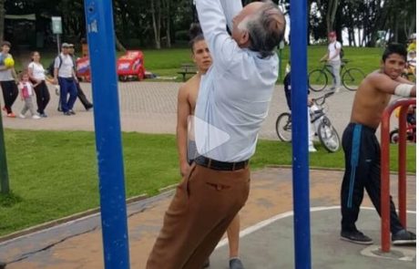 66-letnik pokazal, kako se stvarem streže (Video)