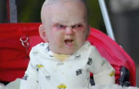 VIDEO: Grozljiv dojenček strašil po ulicah New Yorka!