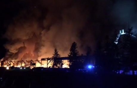 V Ljutomeru velik požar uničil skladišče odpadnih sveč #video