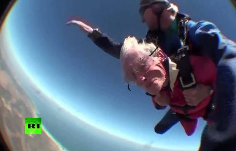 Divja babica za 100. rojstni dan skočila s padalom! (video)