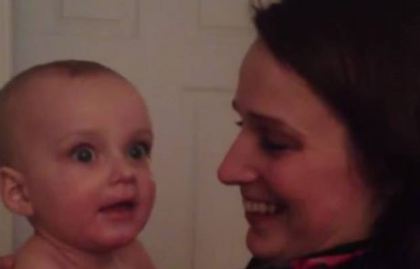 Dojenčku ni bilo nič jasno, ko je videl mamino dvojčico (video)