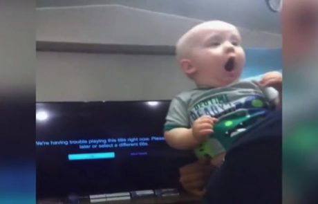 Šokiran dojenček očeta prvič vidi brez brade (video)