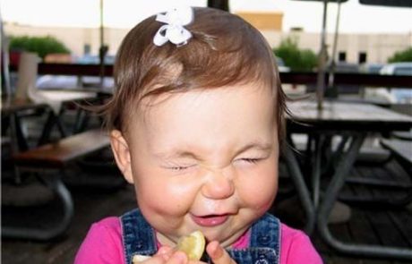 Nesramni ata dojenčici postreže limono in se smeji njeni reakciji (video)