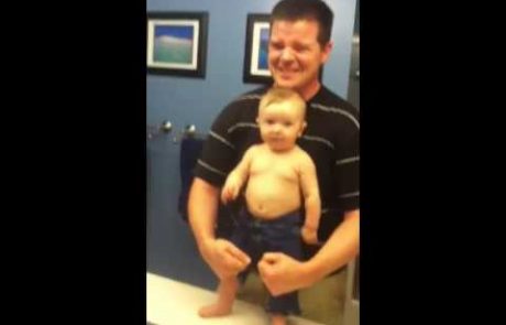 Dojenček ponosno kaže svoje mišice (video)