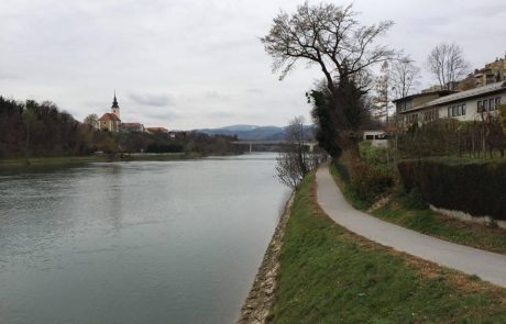 Zaradi mešanice ekstazija, alkohola in trave lahko žrtev skoči v vodo