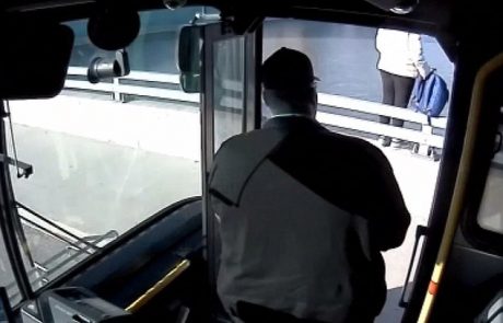 Voznik avtobusa rešil žensko, ki je želela skočiti z mostu (Video)
