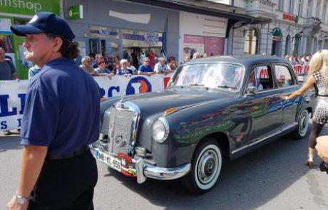 Bleščeče starine na reliju čez griče in dole