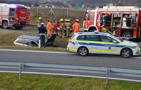 FOTO: Na izvozu Maribor – vzhod voznik izgubil nadzor in končal v jarku