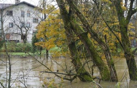 Strašne posledice: hiše že v vodi, nameščajo protipoplavne vreče