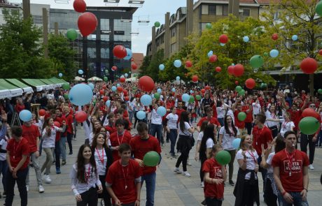 FOTO in VIDEO: Maturanti v Mariboru zaplesali tradicionalno četvorko