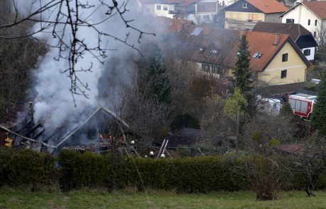 FOTO in VIDEO: Popolnoma zgorela hiša pri Treh ribnikih