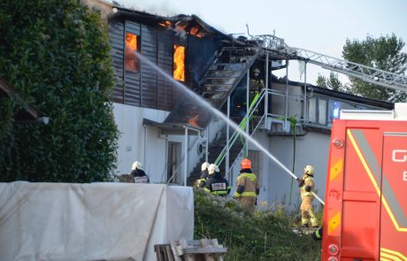 FOTO: Ognjeni zublji zajeli objekt na Pobrežju