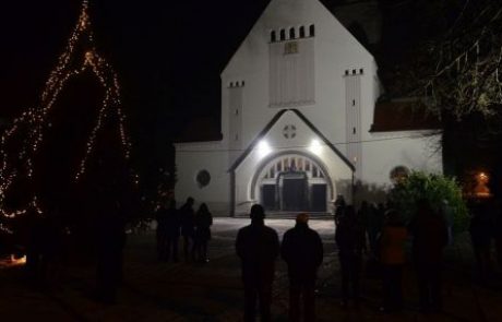 Kristjani bodo danes s polnočnicami pričakali božič