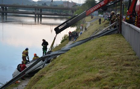 FOTO: Z vozilom prebil kovinsko ograjo in pristal v Dravi