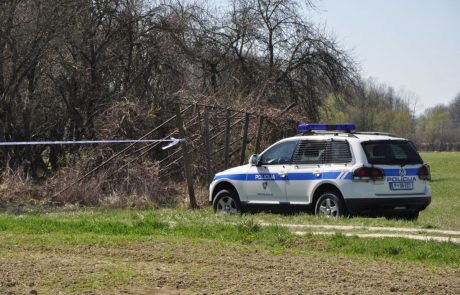 Pijan žalil domačina ter uničeval vrtno pohištvo, rolete in fasado