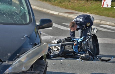 FOTO: Prometna nesreča avtomobila in motorista