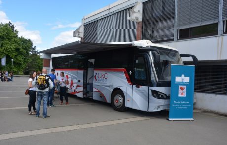 FOTO: Študenti prvič darovali kri na krvodajalskem avtobusu