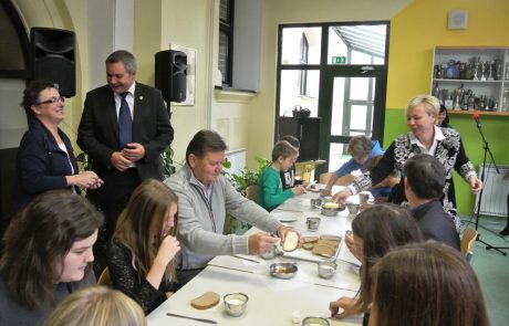 Slovenski zajtrk sta si v družbi osnovnošolcev privoščila Jevšek in Židan