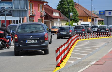 Vozniki se ne morejo varno vključiti na levi pas