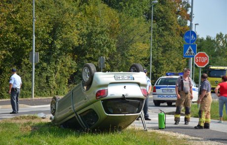 Zdrsnila s ceste in se prevrnila na streho