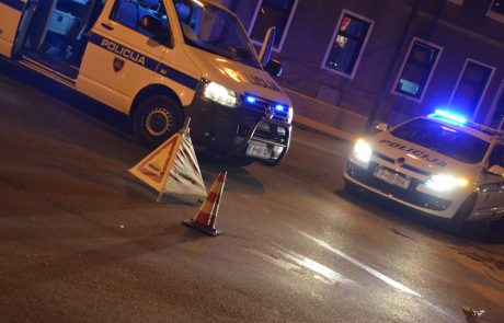 21-letni motorist prehiteval in trčil v tovornjak