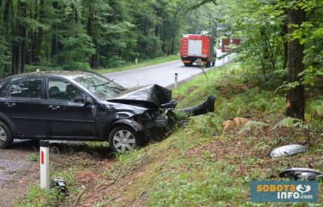 Zapeljala s ceste, se prevrnila in trčila v drevo