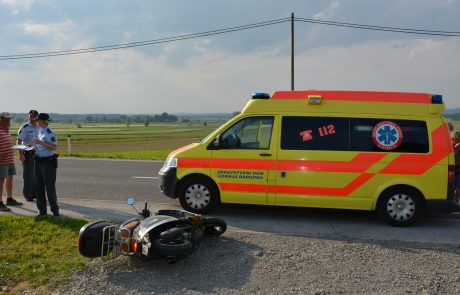 Mopedist padel in se poškodoval