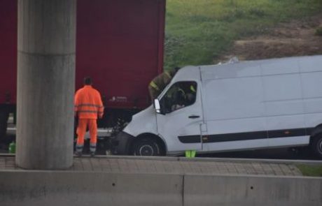 FOTO: Trčenje pred cestninsko postajo, voznik kombija huje poškodovan