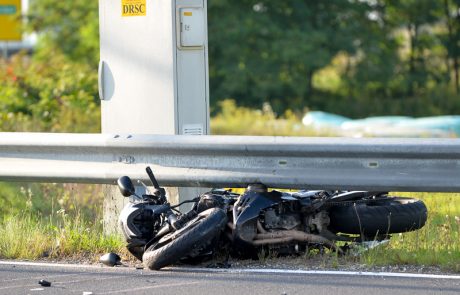 18-letnik na mopedu izsilil prednost in umrl, voznika avta še iščejo