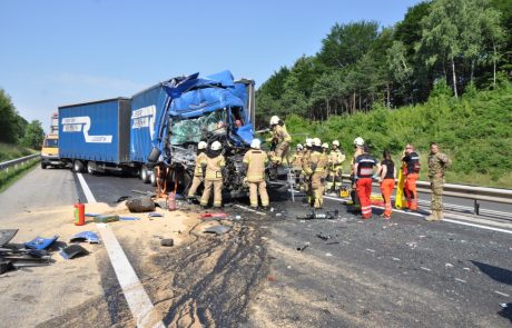 FOTO: Trčenje dveh tovornjakov, zastoj dolg že skoraj 10 kilometrov