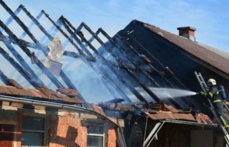 Ogenj v celoti uničil notranjost hiše, ena oseba v UKC Maribor