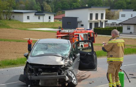FOTO: V nesreči vpleteno gasilsko vozilo na nujni vožnji