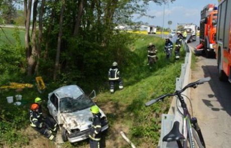 50-letnica pristala na strehi, hudo poškodovano prepeljali v bolnišnico