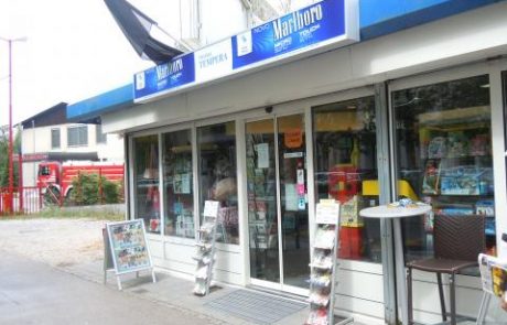 Z nožem v roki oropal kiosk