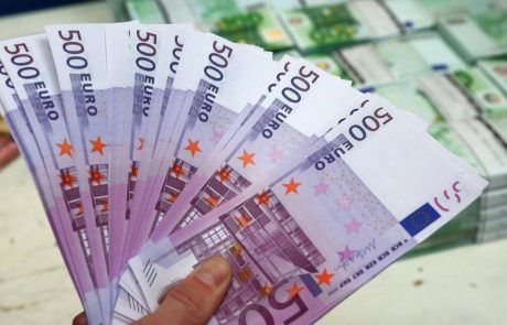 Slovenci lani plačali skoraj milijardo evrov več davkov