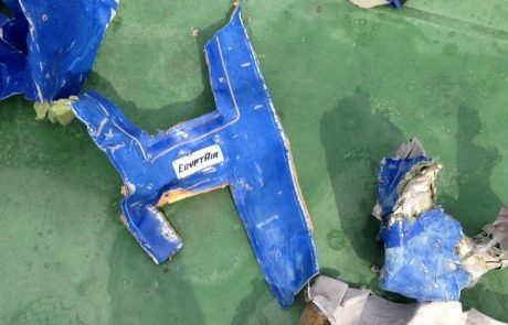 Črni skrinjici potrdili prisotnost dima na strmoglavljenem letalu Egyptair