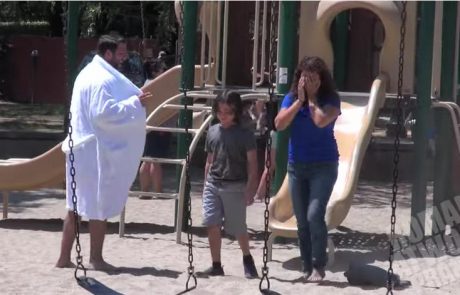 VIDEO: Reakcija staršev na tuja moška, ki se razkazujeta otrokom