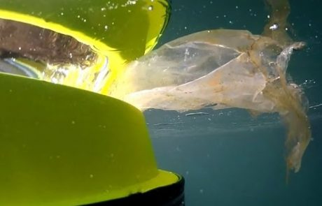 Enostavna naprava, ki bi nekega dne lahko očistila oceane (video)