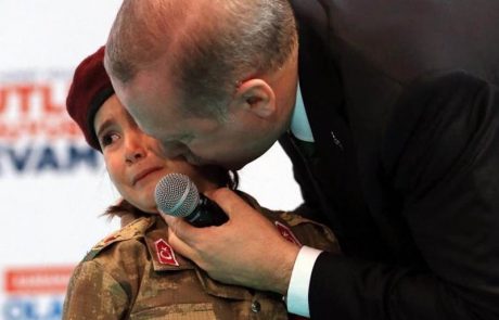 Turški predsednik je deklici postavil strašno vprašanje, zaradi katerega je planila v jok