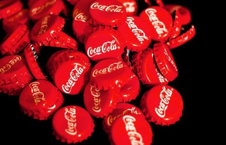 Coca-Cola zaradi davčne reforme četrtletje zaključila z izgubo