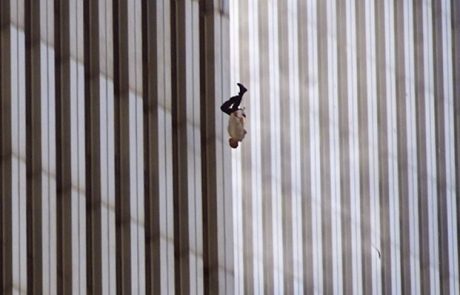 Človek, ki pada: Kako je nastala najbolj tragična fotografija v terorističnem napadu na WTC