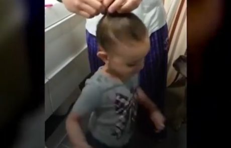 Video dneva: Očka je našel genialen način, kako hčerki hitro in enostavno urediti frizuro