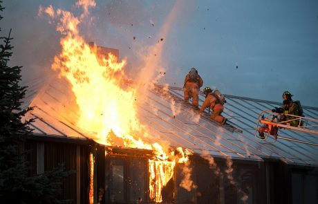 POMAGAJMO: Petčlanska družina s tremi mladoletnimi otroki ostala brez vsega