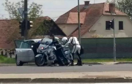 Trčila osebno vozilo in policist na motorju