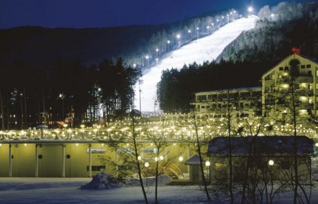 Snežni stadion osvetljen za nočno smuko, čez vikend popolnoma zaprt