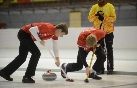 [FOTO] Slovenija pričela s tekmami evropskega prvenstva v curlingu