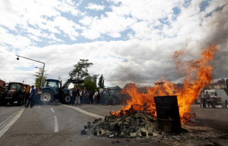 V Parizu znova vroče: množične aretacije protestnikov